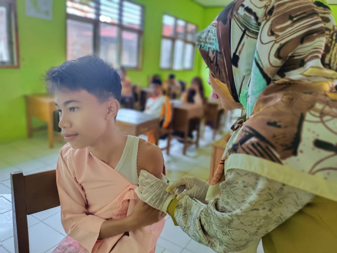 IMUNISASI CAMPAK DI POSYANDU DAN SEKOLAH DASAR WILAYAH KERJA PUSKESMAS SUNGAI LIMAU