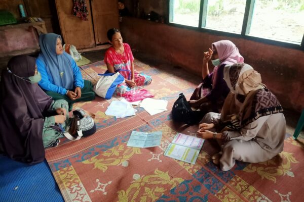 Kunjungan ibu hamil resiko tinggi dengan sifilis ke korong duku bersama tim pengelola ibu dan bidan desa