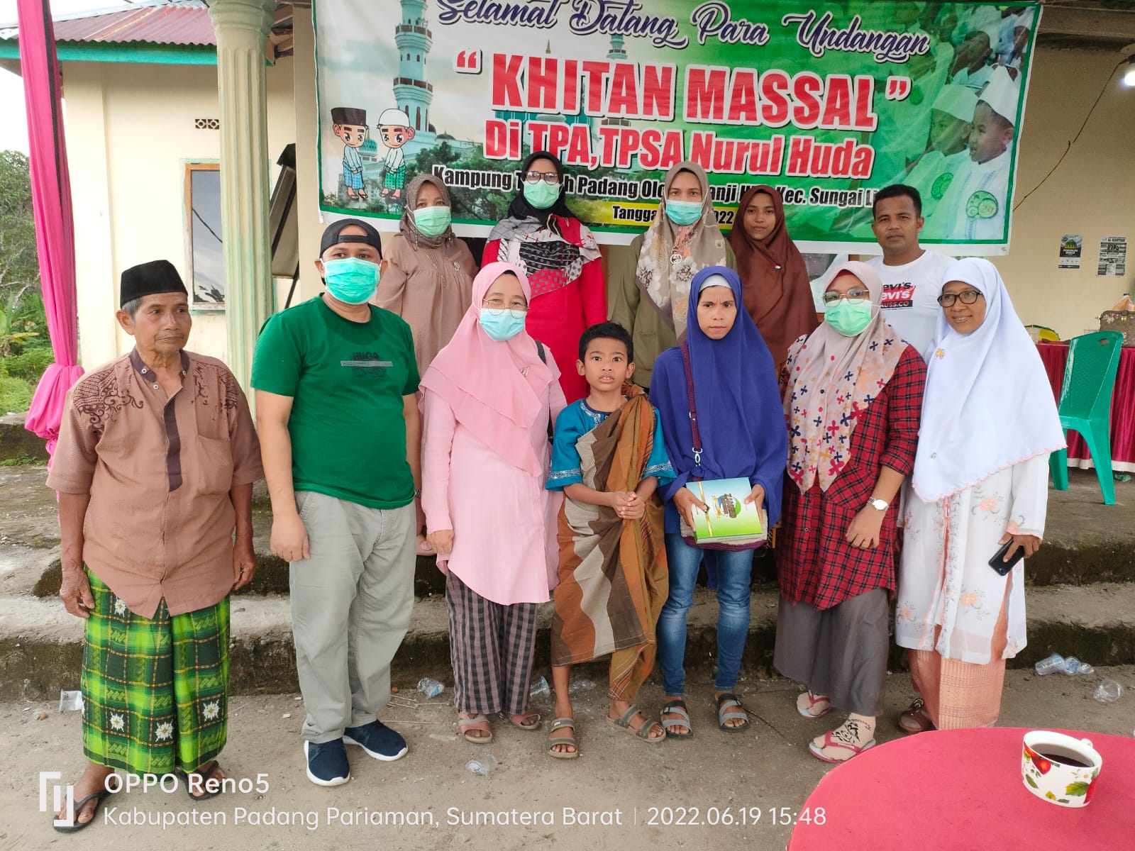 Pelaksanaan sunat masal di Surau Nurul Huda, Padang olo.